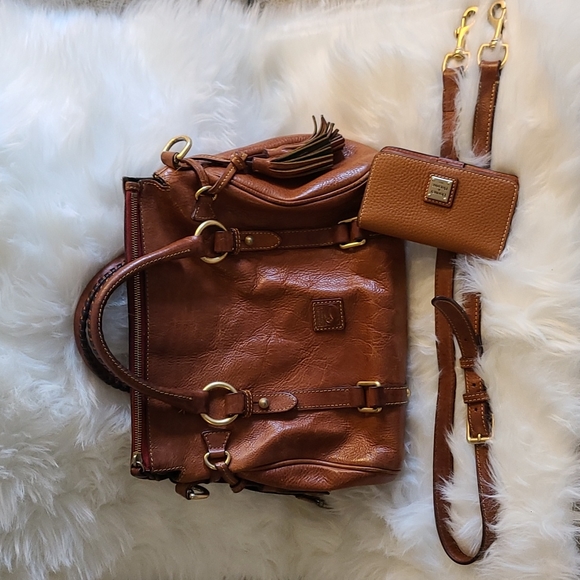 Dooney & Bourke Handbags - Dooney & Burke satchel purse 👛
